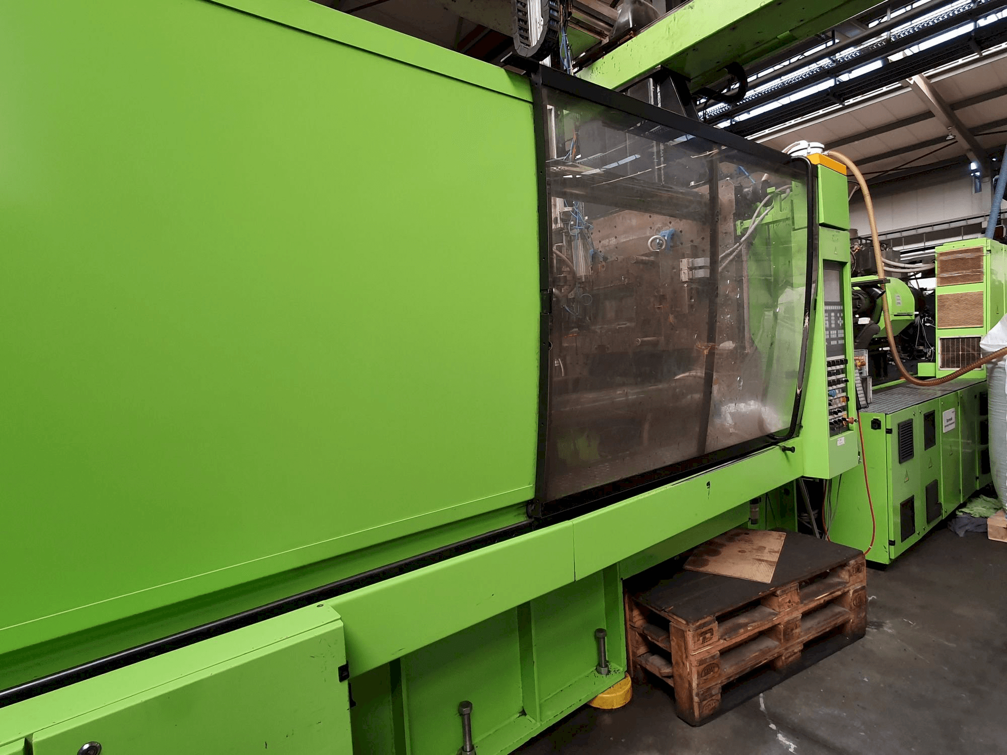 Front view of ENGEL ES 4550/550 KSL machine