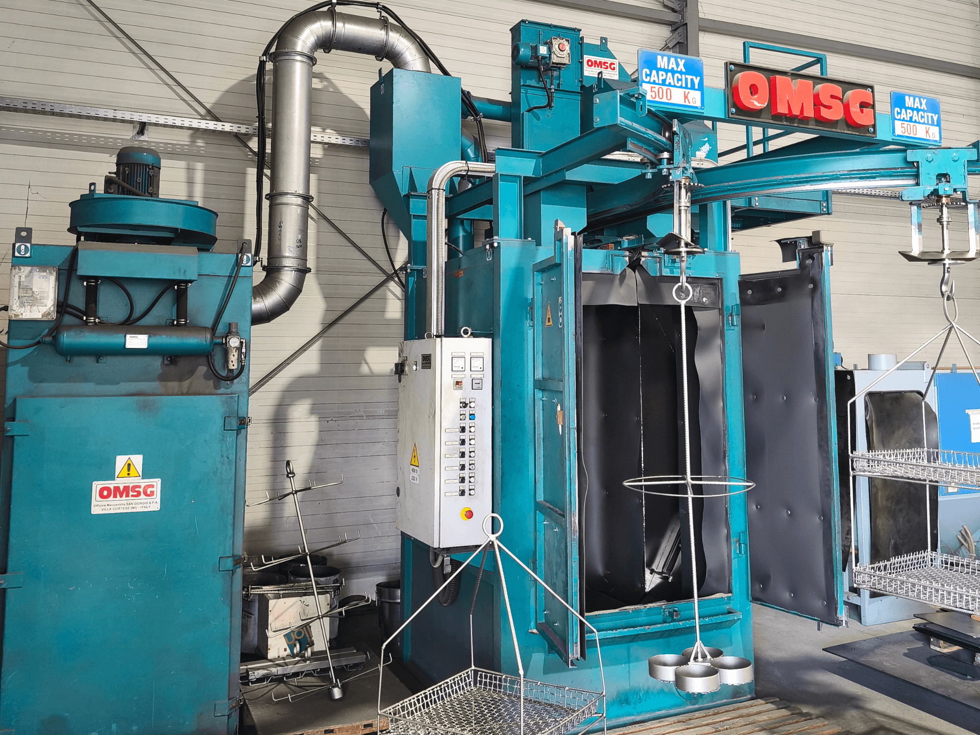 OMSG industrial cleaning machine with a max capacity of 500 kg, showcasing control panel and open chamber for parts cleaning.