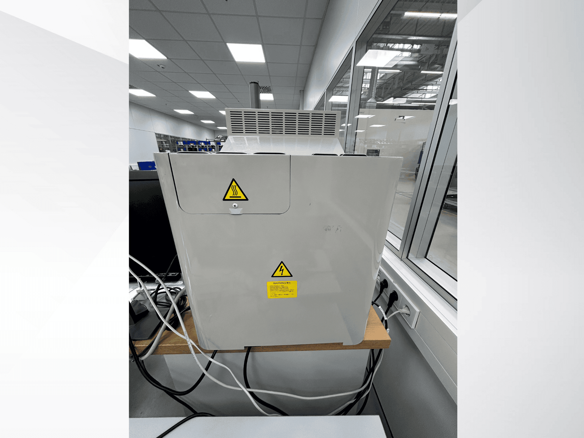 Front view of Mitutoyo Quick Scope QS-250Z machine