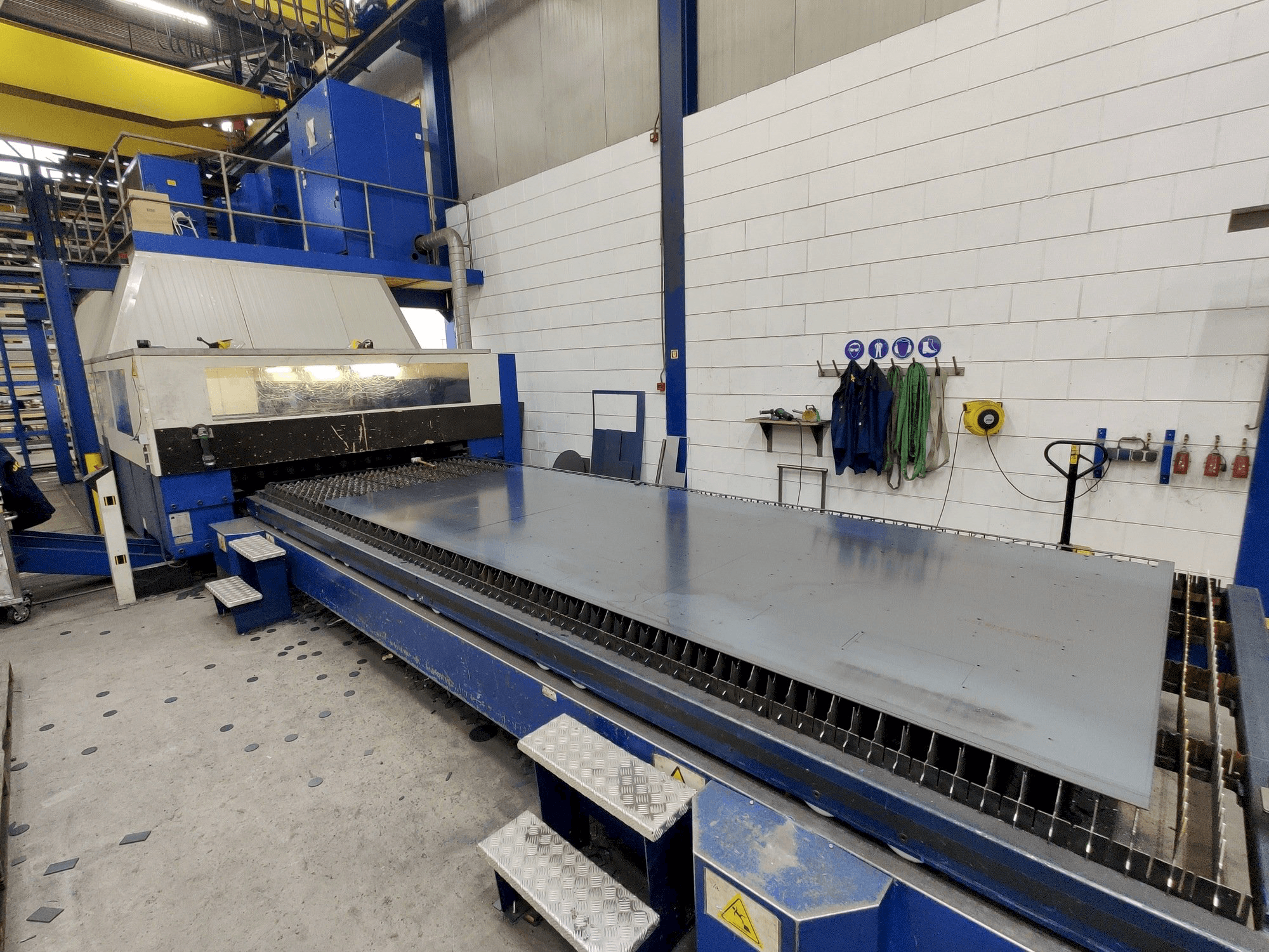 Front view of Trumpf Trumatic L 6050 6kW CO2 machine