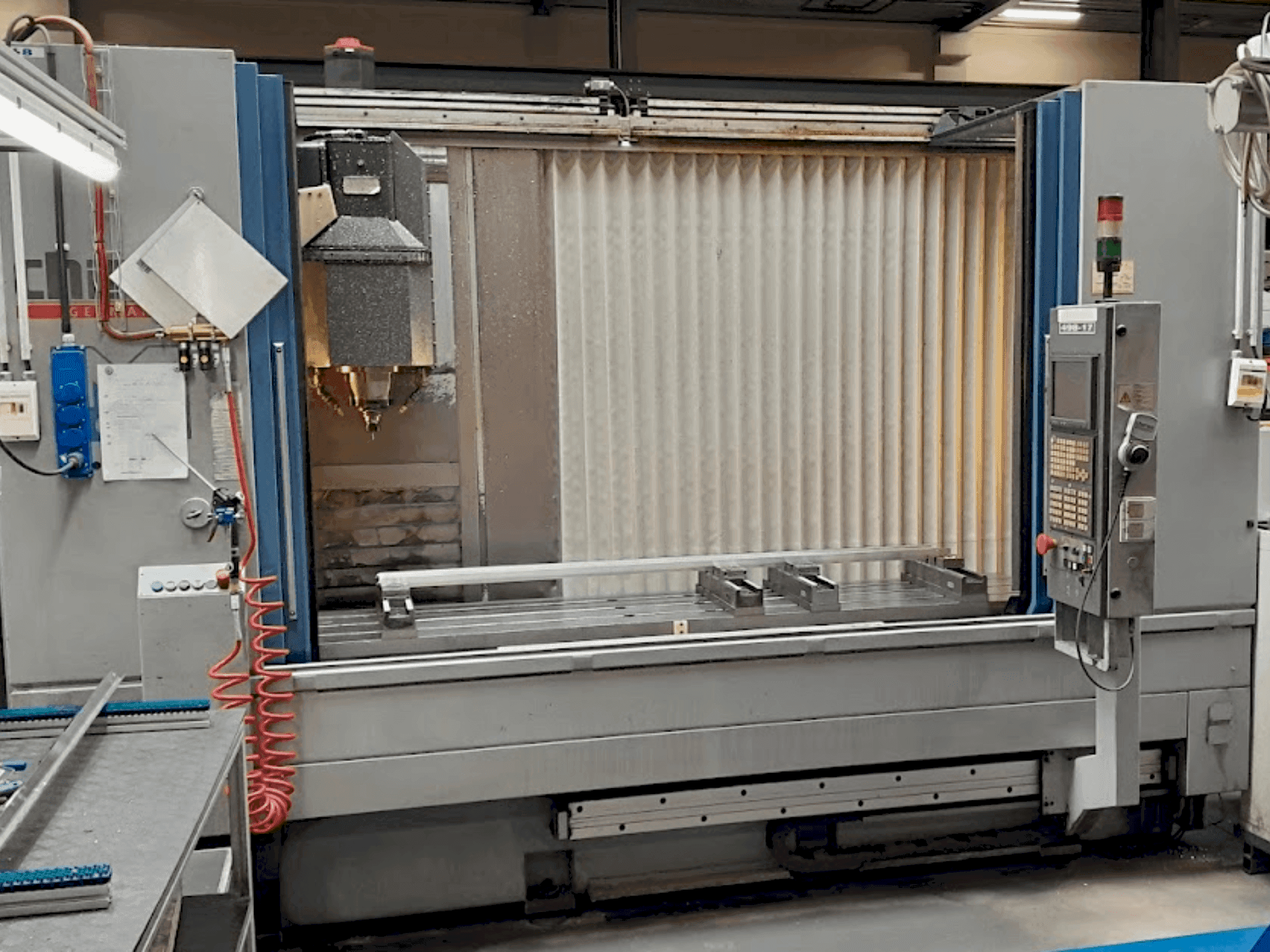 Front view of CHIRON MILL 2000 machine