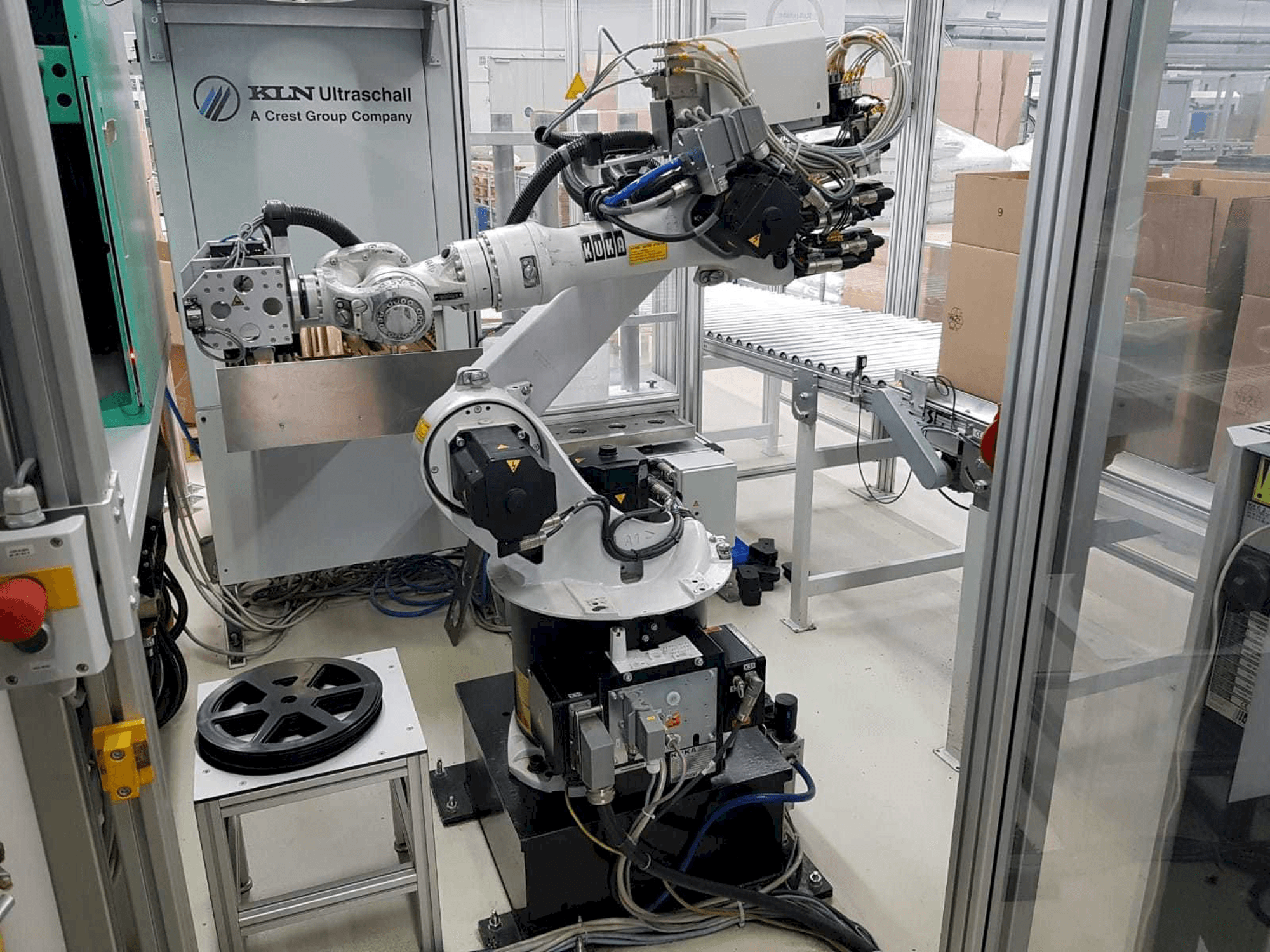 Front view of KUKA KR 16 machine