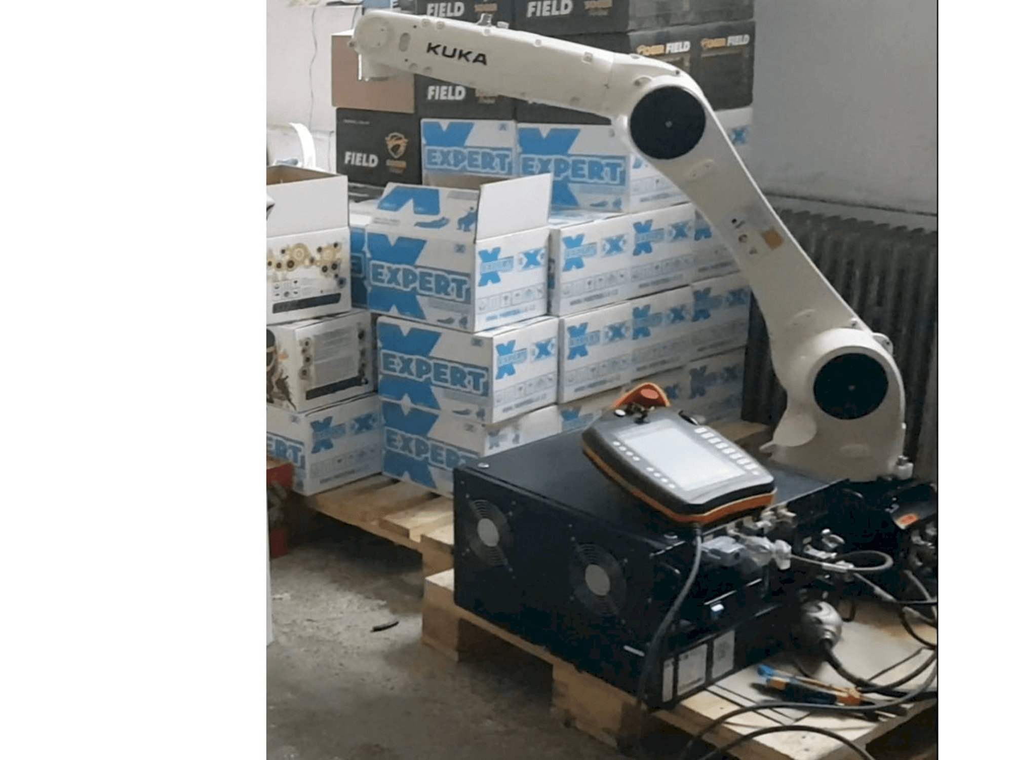 Front view of KUKA KR10 R1100 fivve machine