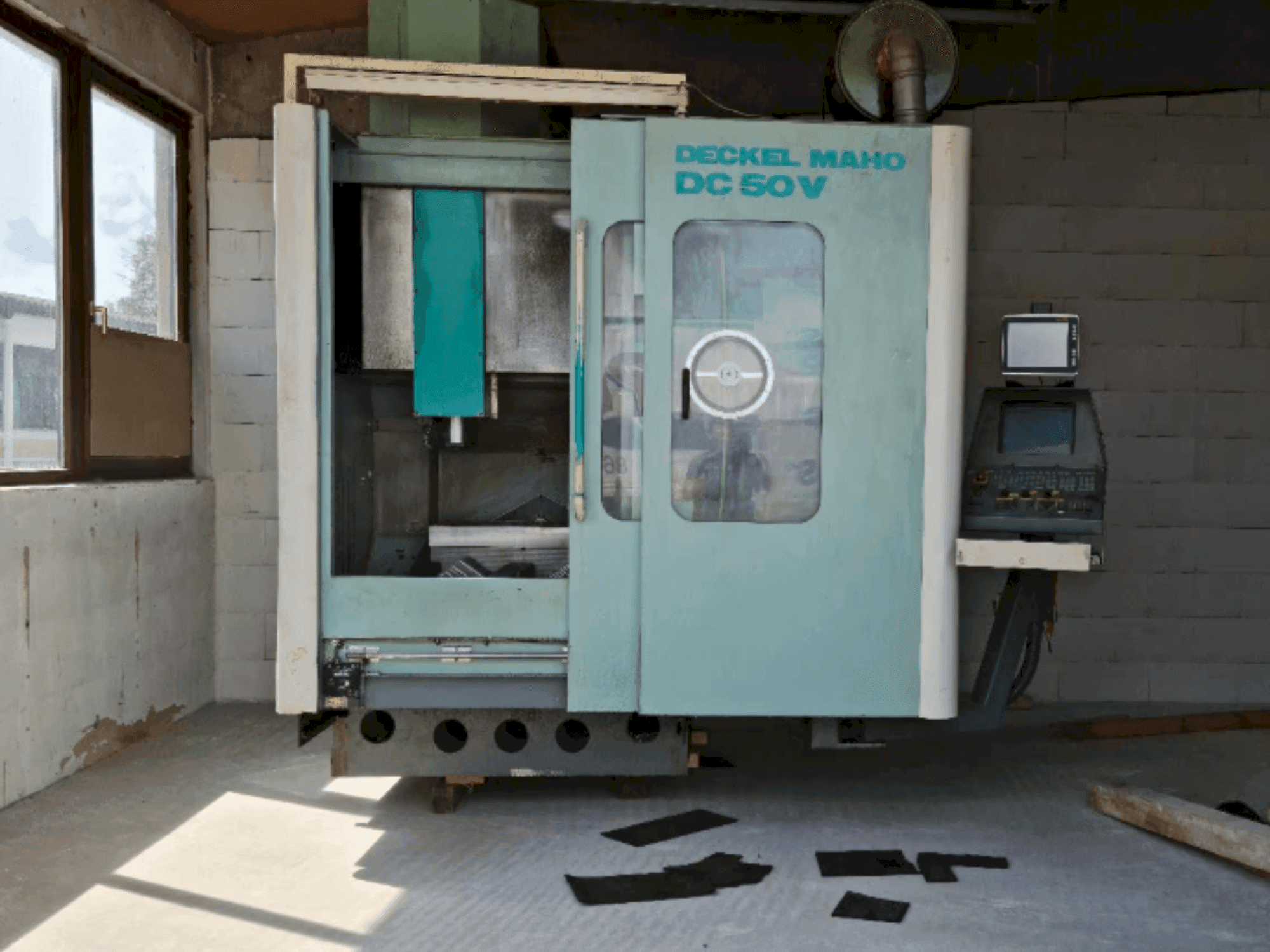 Front view of DECKEL MAHO DC 50 V machine