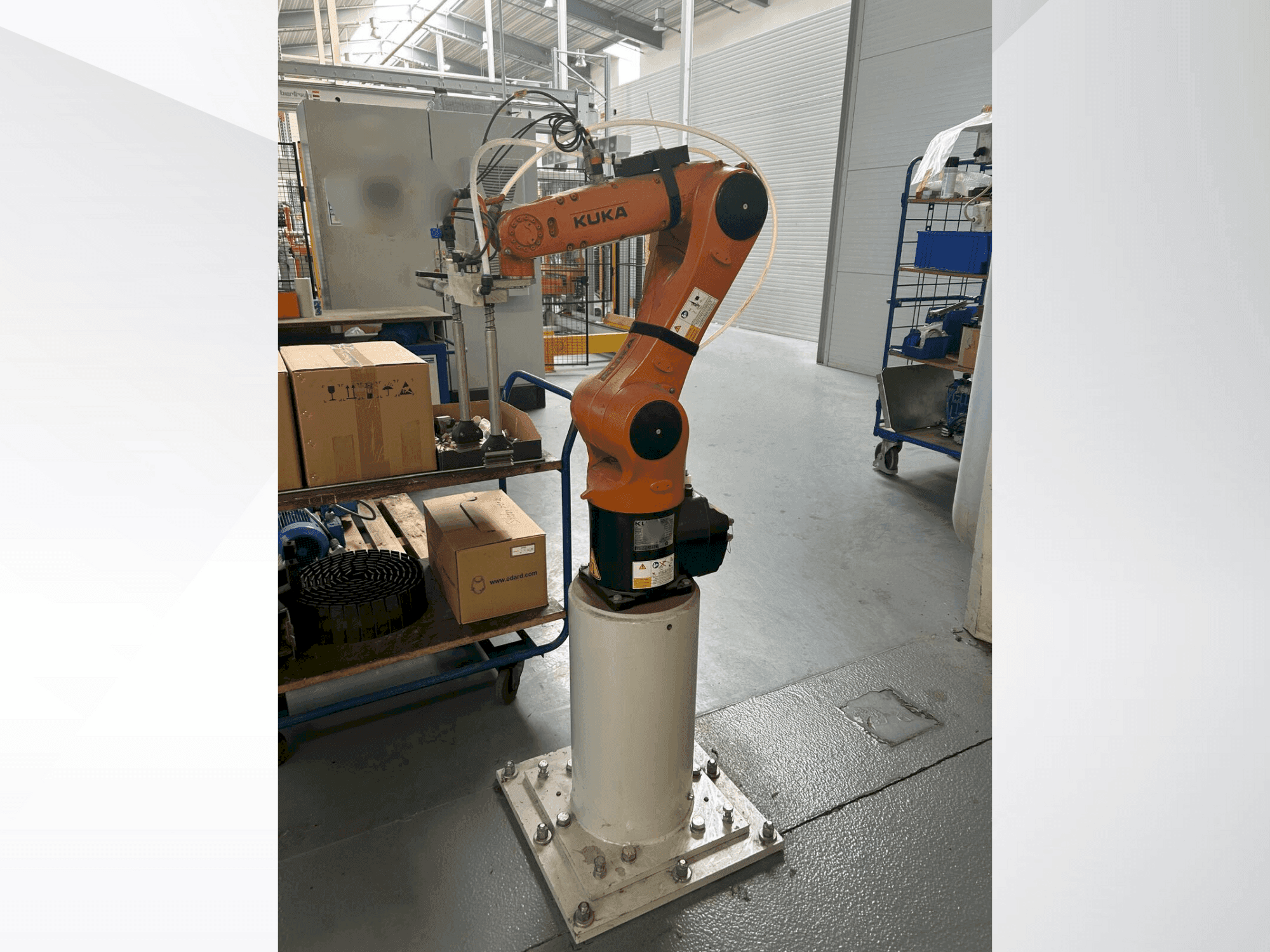 Front view of KUKA KR 6 R900 fivve machine