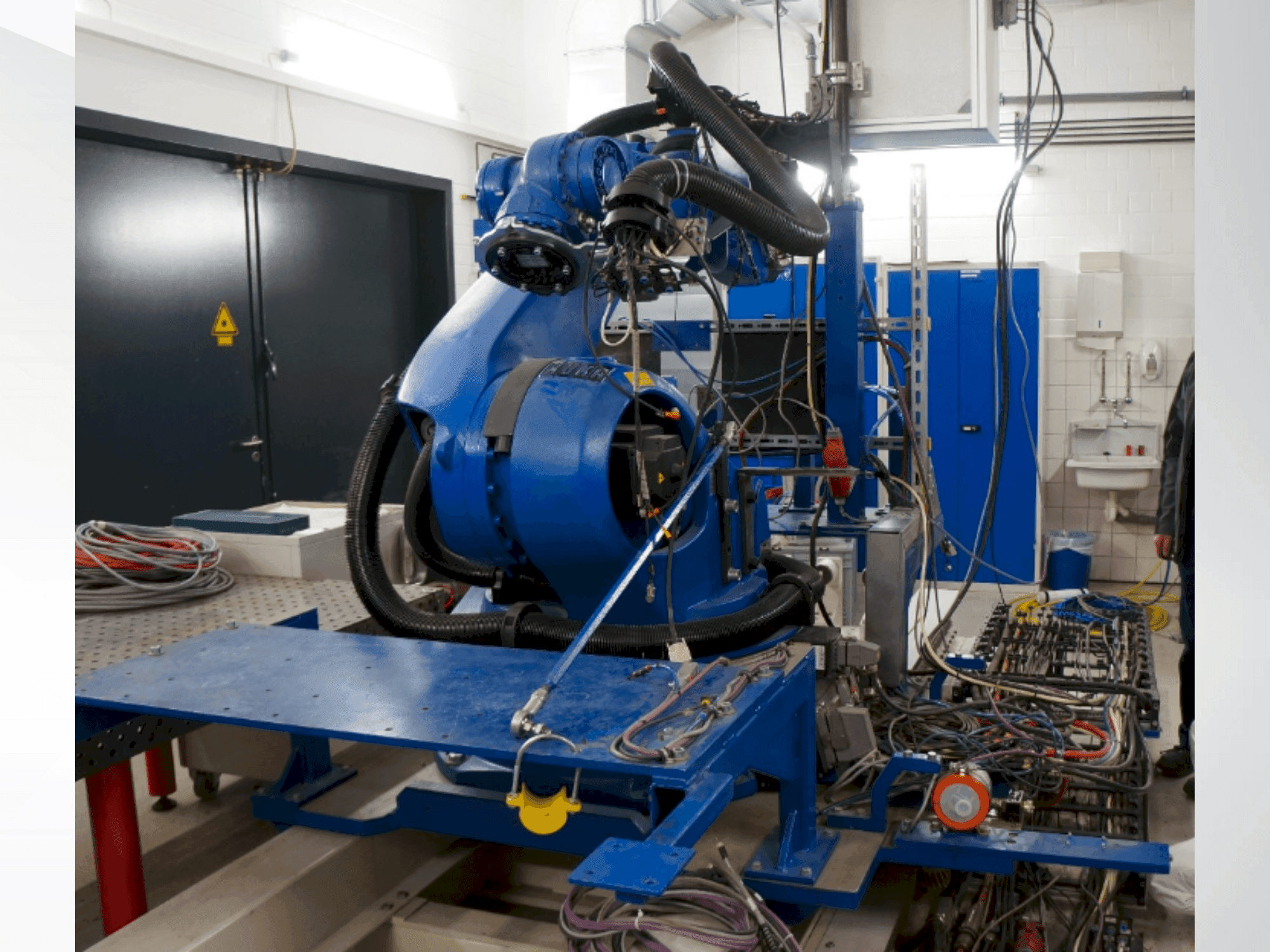 Side view of KUKA KR 100-2 HA 2000 machine