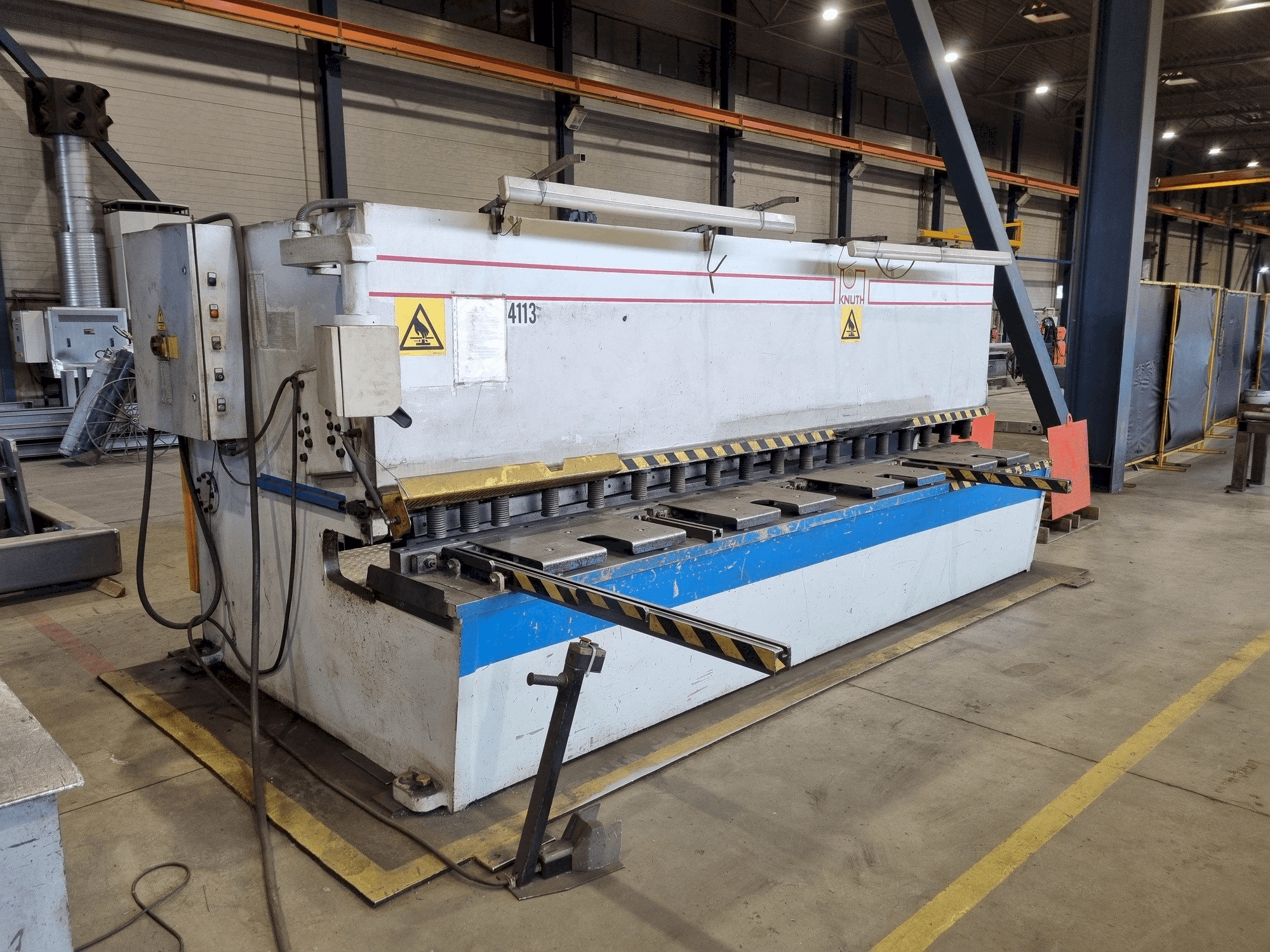 Left side view of KNUTH KHT 4113 machine