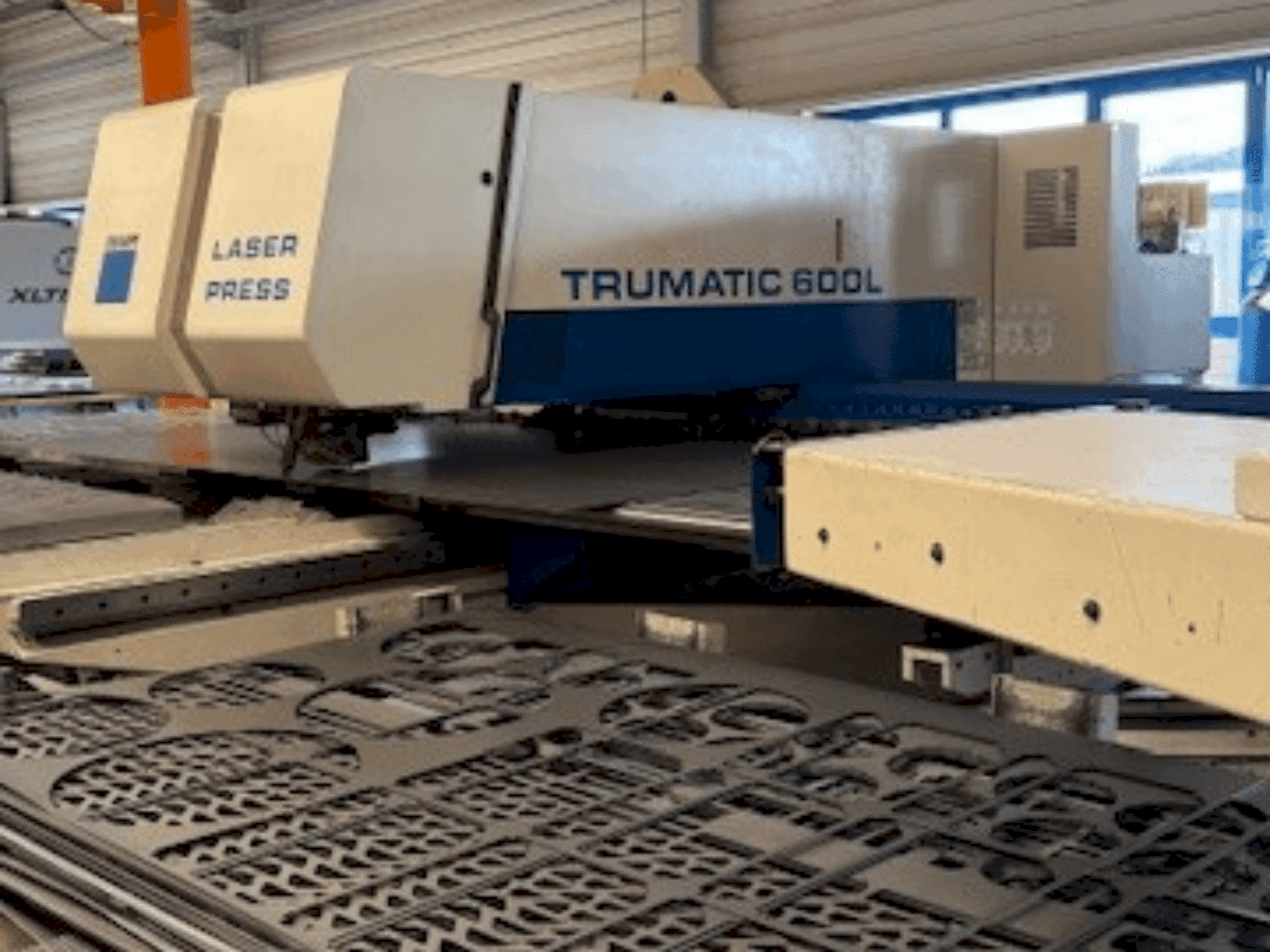 Front view of TRUMPF Trumatic 600L machine