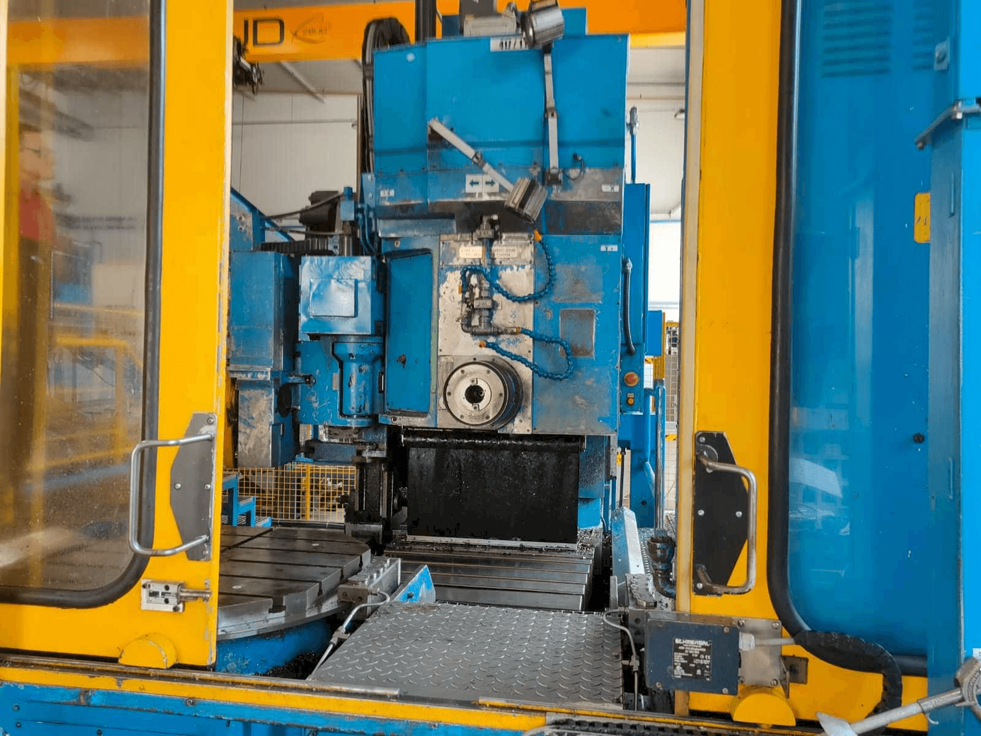 Front view of Cincinnati MILACRON 20-HC-2500 machine